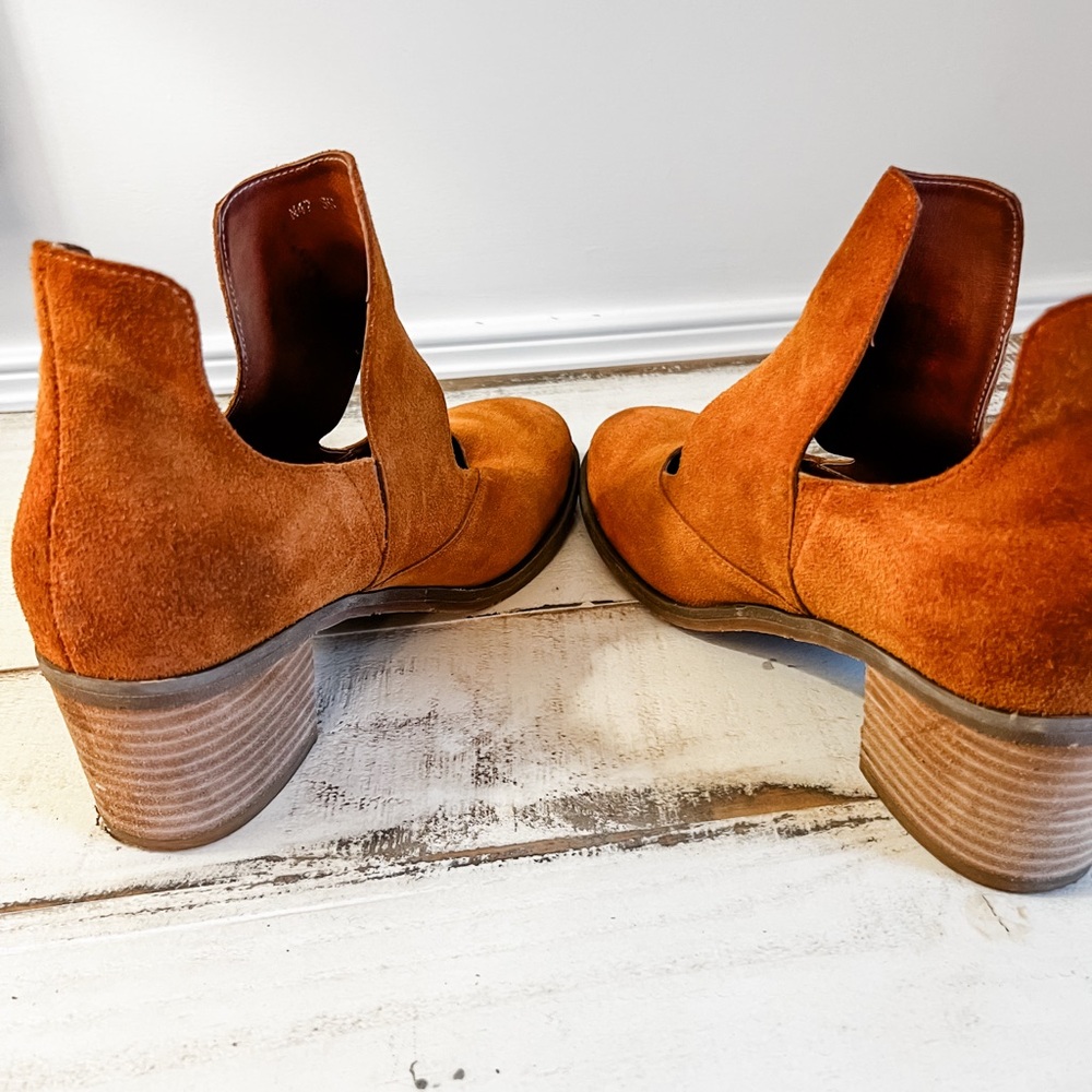 Antelope Burnt Orange Suede Heels - Picture 5 of 6